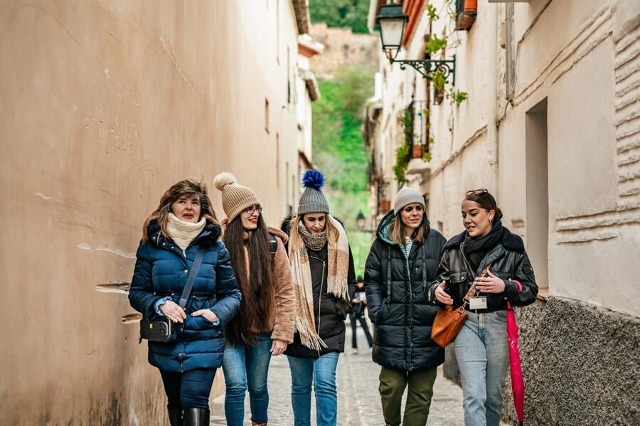 Granada: Albaicín and Sacromonte Guided Sunset Walking Tour - Sacromonte, cave homes, and flamenco