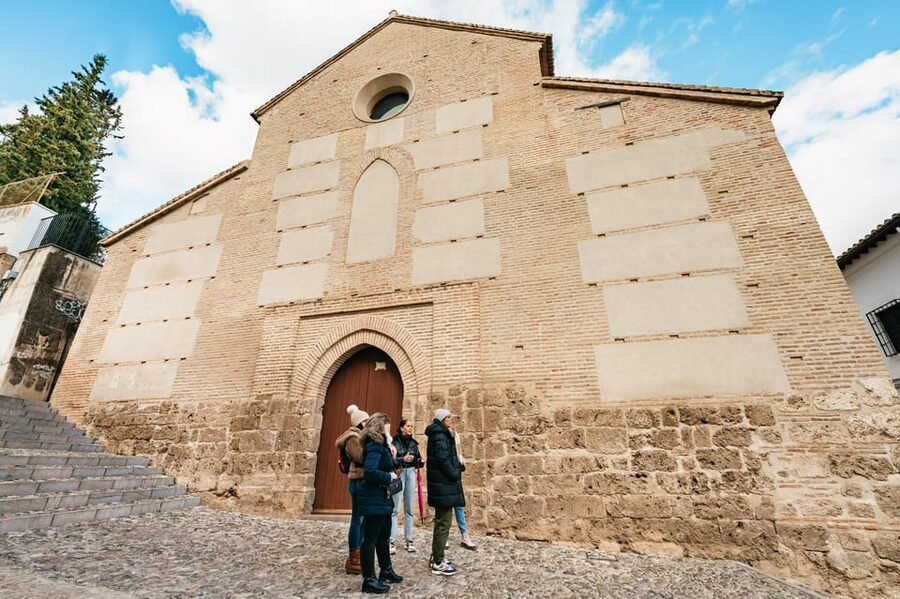 Granada: Albaicín and Sacromonte Guided Sunset Walking Tour - The guide makes the difference
