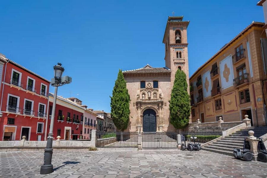 Granada: Albaicín and Sacromonte Guided Walking Tour - Who should book this walking tour?