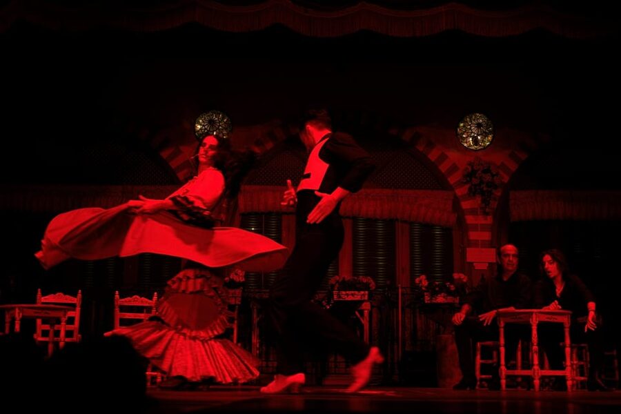 Granada: Albaicín and Sacromonte Sunset Tour & Flamenco Show - Walking, comfort, and group conditions