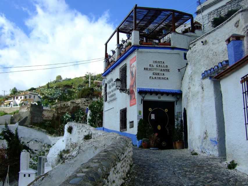 Granada: Albaicín, Sacromonte & Museum of Caves Walking Tour - Why these two hilltop quarters matter