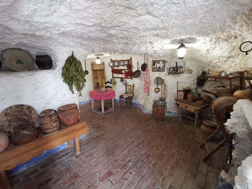 Granada: Albaicín, Sacromonte & Museum of Caves Walking Tour - Ending near Paseo de los Tristes