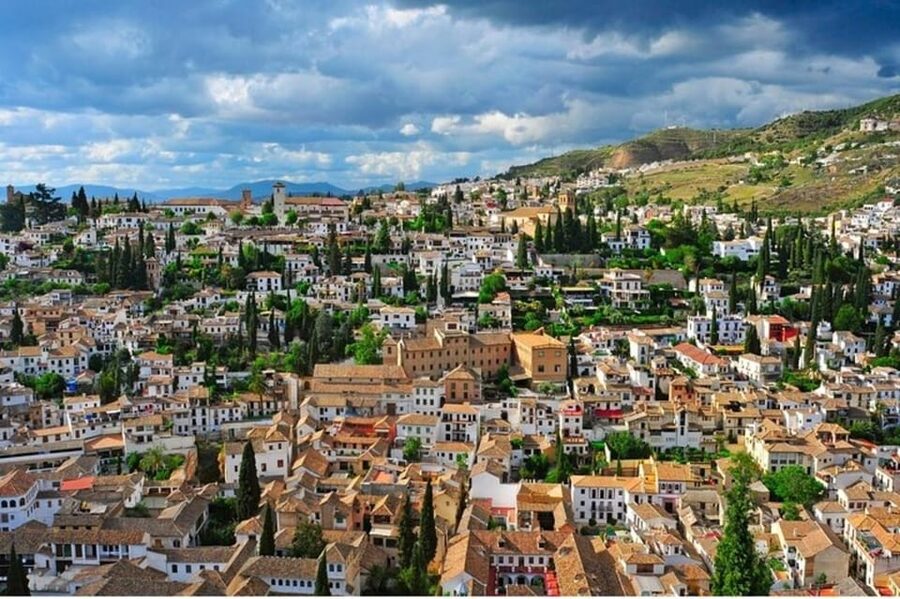 Granada: Albayzin and Sacromonte Walking Tour - Starting at Plaza Nueva and climbing into old Granada