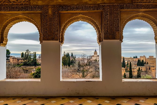 Granada: Alhambra, Albaicin and Sacromonte Guided Tour - Guides, headsets, and the pace inside the palace