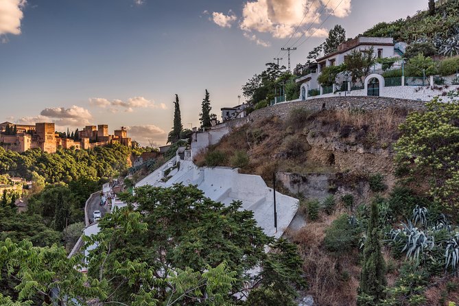Granada: Alhambra, Albaicin and Sacromonte Guided Tour - Who will get the most from this tour