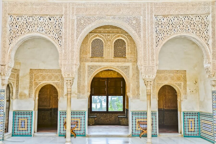 Granada: Alhambra and Albaicín Small Group Tour - Spending 90 minutes inside the Nasrid Palaces