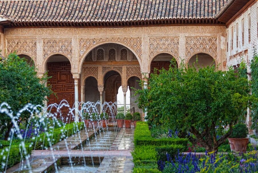 Granada: Alhambra and Generalife Garden Ticket & Guided Tour - Palace of Charles V: a sharp change in style