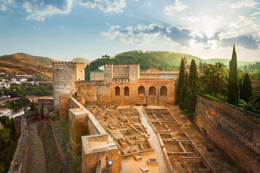 Granada: Alhambra and Generalife Garden Ticket & Guided Tour - The stories around the main monuments