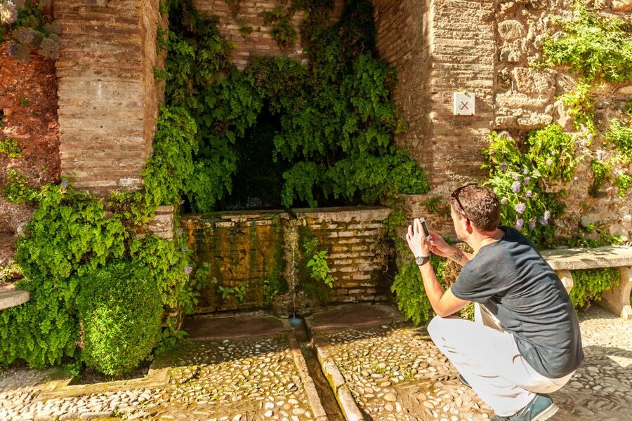 Granada: Alhambra and Generalife Garden Ticket & Guided Tour - Timing, heat, crowds, and the walking load