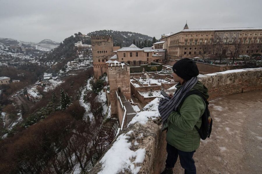 Granada Alhambra and Generalife Gardens Experience Tour - Who should book this experience?