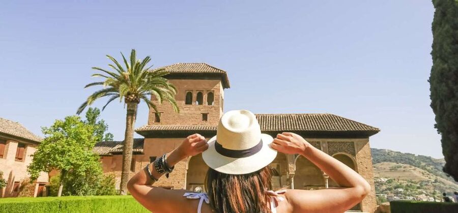 Granada Alhambra and Generalife Gardens Experience Tour - Live guide or audio guide?