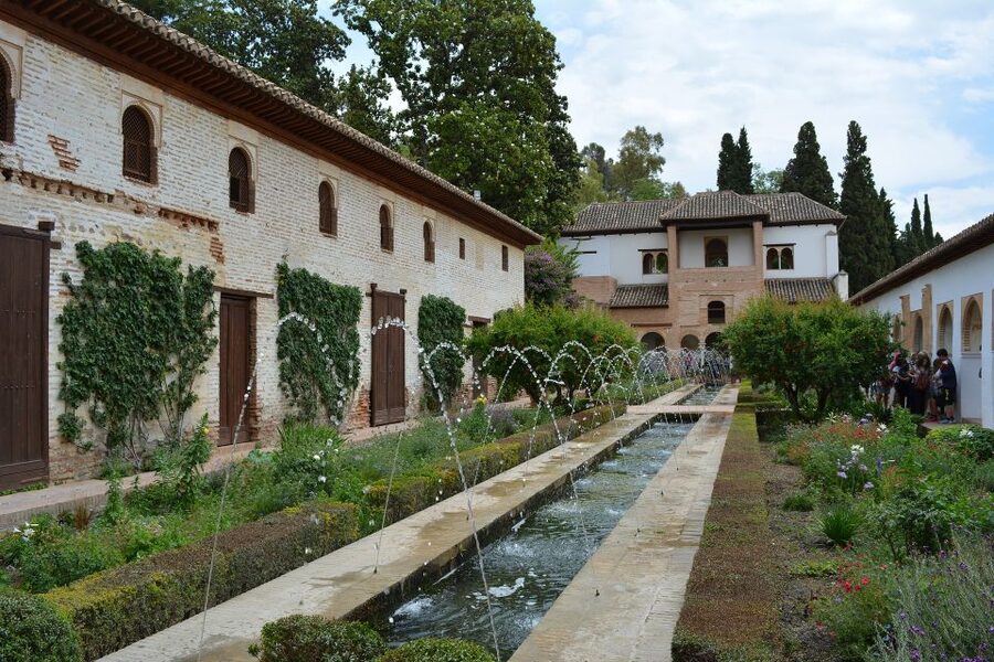 Granada: Alhambra and Generalife Gardens Guided Tour - Key points at a glance