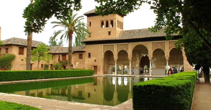 Granada: Alhambra and Generalife Gardens Guided Tour - Why the Alhambra needs a guided walk