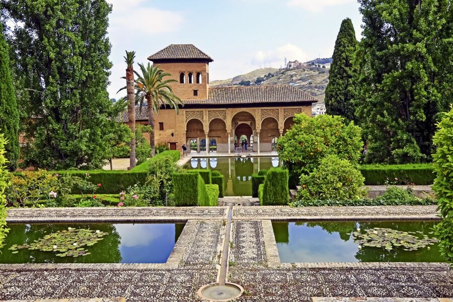Granada: Alhambra and Generalife Private Fast-Track Tour - Nasrid Palaces: the heart of the three-hour visit