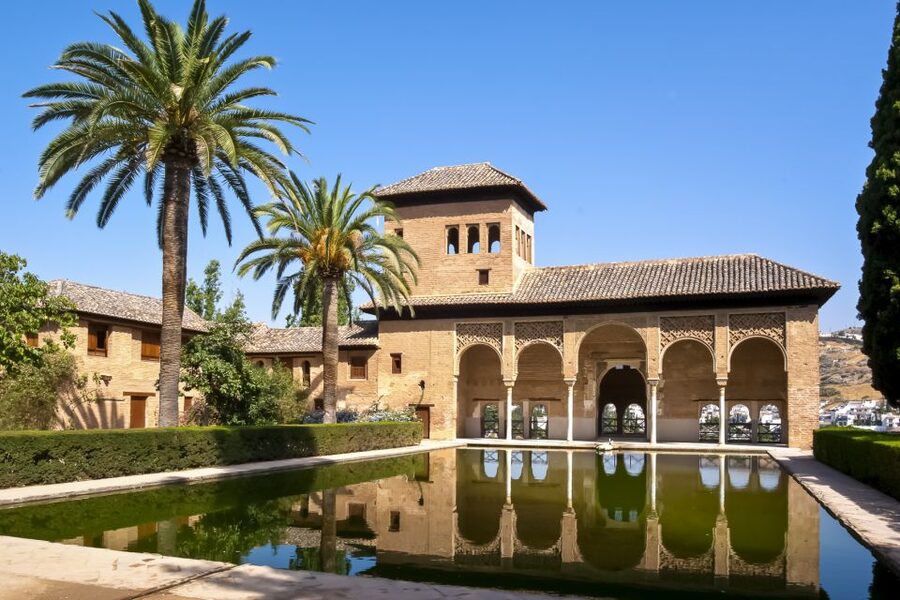 Granada: Alhambra and Generalife Private Fast-Track Tour - The price: when $330 per person makes sense