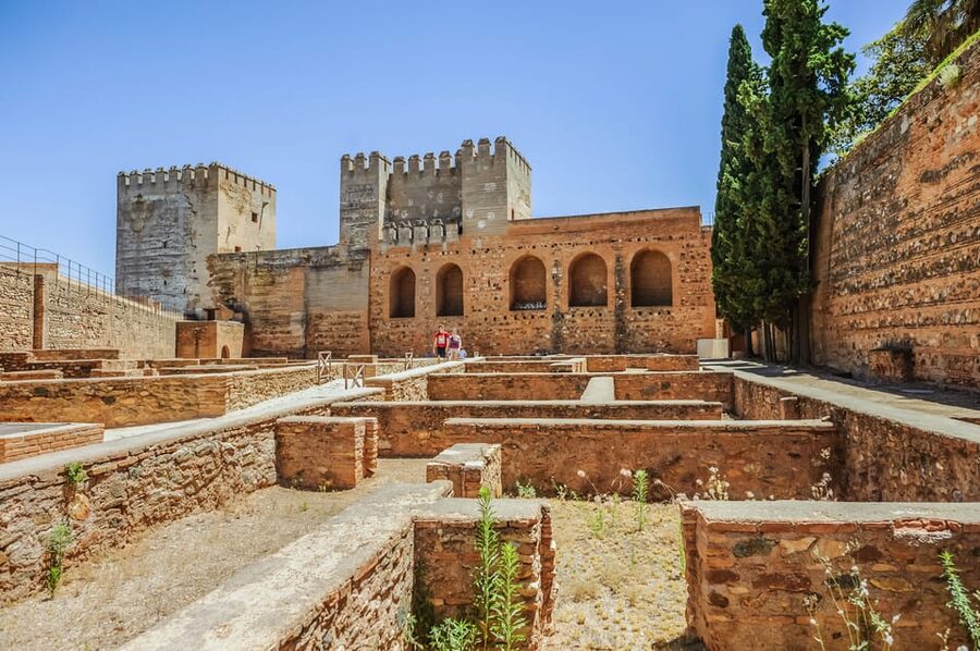 Granada: Alhambra and Nasrid Palaces Entry Ticket - Self-guided freedom versus added historical context
