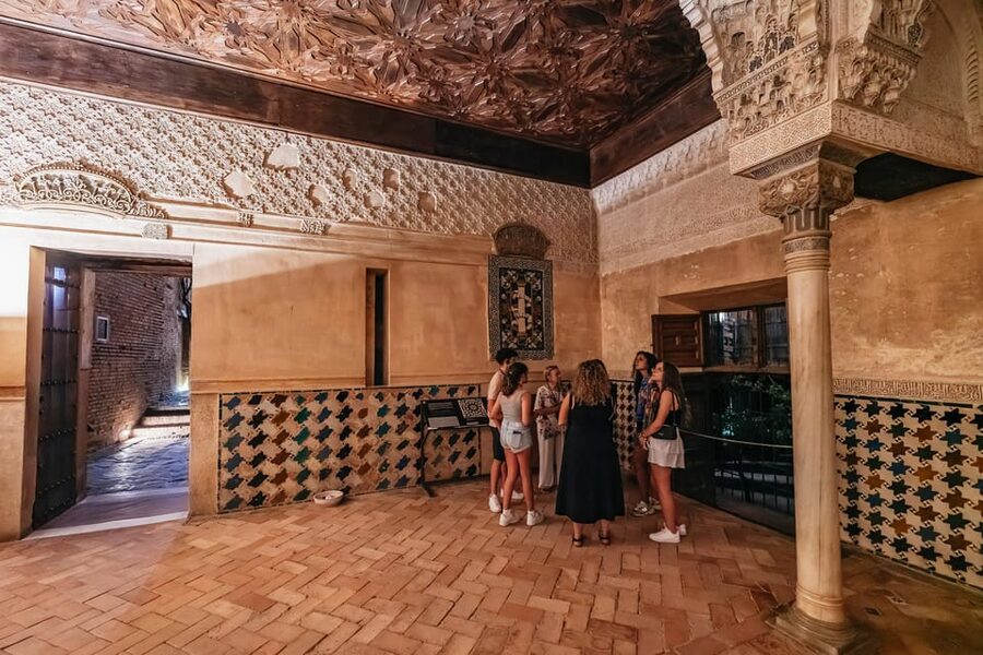 Granada: Alhambra and Nasrid Palaces Guided Tour at Night - Why the Alhambra works so well after dark