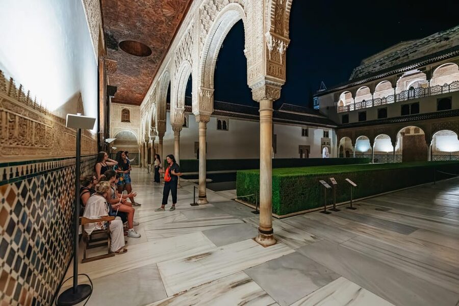 Granada: Alhambra and Nasrid Palaces Guided Tour at Night - Palace of Charles V: a sharp change in style