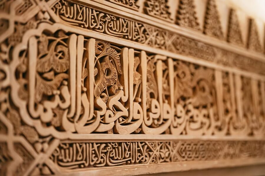 Granada: Alhambra and Nasrid Palaces Guided Tour at Night - Courtyards, reflections, and Islamic geometry