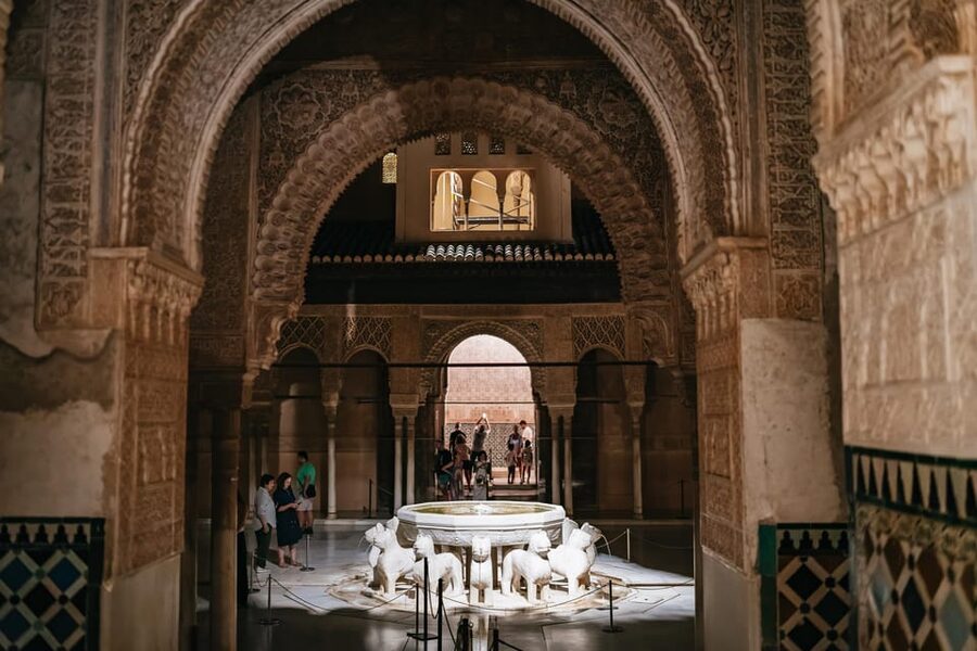 Granada: Alhambra and Nasrid Palaces Guided Tour at Night - What the 1.5-hour length means for your day