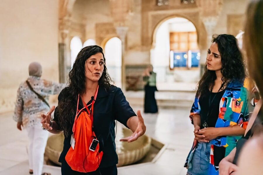 Granada: Alhambra and Nasrid Palaces Guided Tour at Night - Summer comfort and winter atmosphere