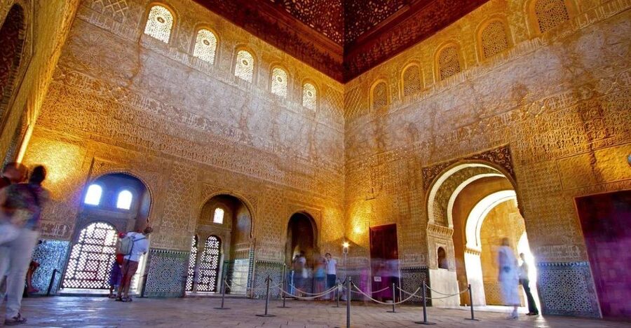 Granada: Alhambra and Nasrid Palaces Private Tour - Who should book this experience