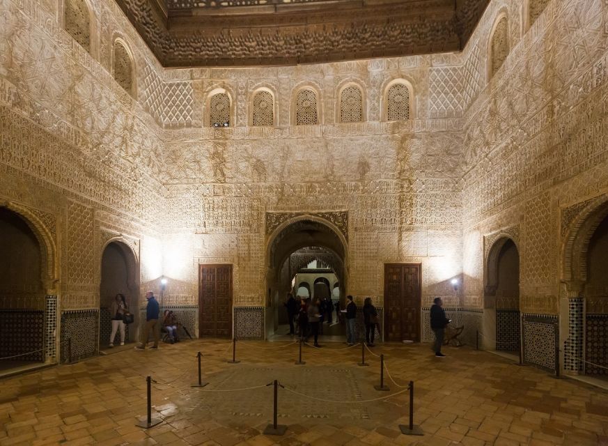 Granada: Alhambra and Nasrid Palaces Private Tour - The Nasrid Palaces and the Lion Fountain