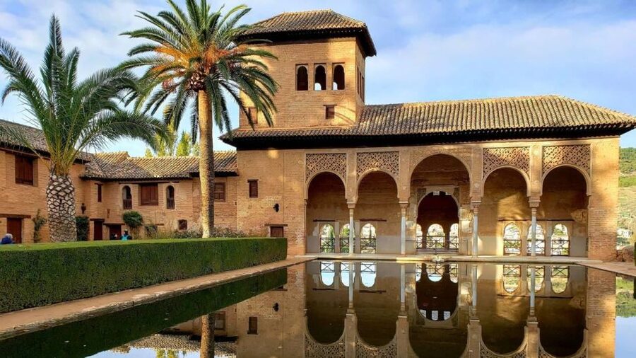 Granada: Alhambra and Nasrid Palaces Tour without Tickets - Timing, languages, and physical effort