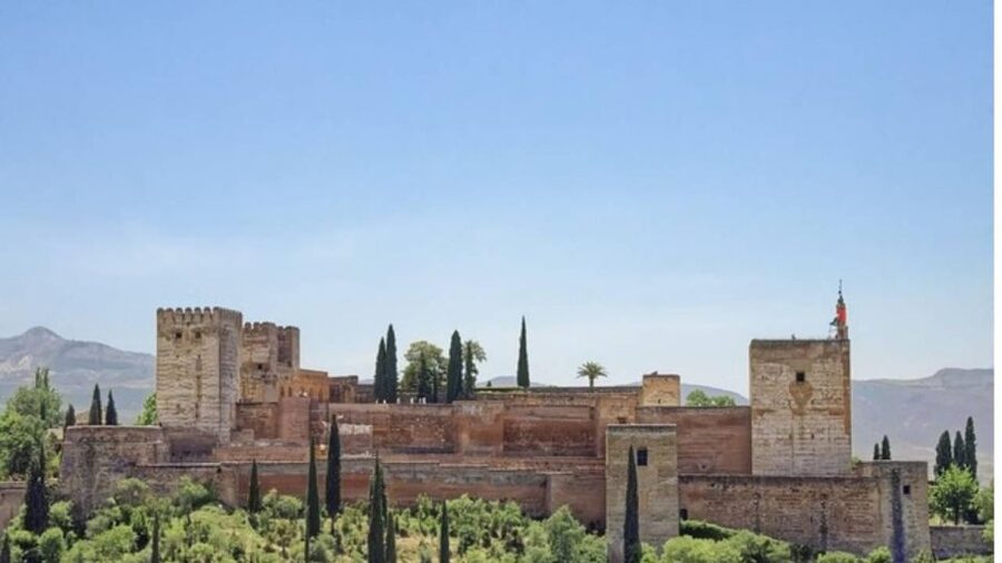 Granada: Alhambra and Nasrid Palaces Tour without Tickets - Meeting at the Alhambra information point