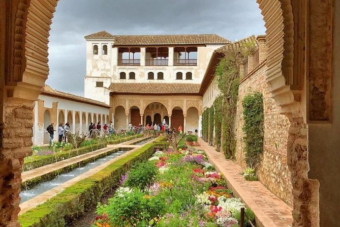 Granada: Alhambra Comlex + Nasrid Palaces + Alcazaba Guided Tour - Starting at the Alhambra Welcome Visitor Center