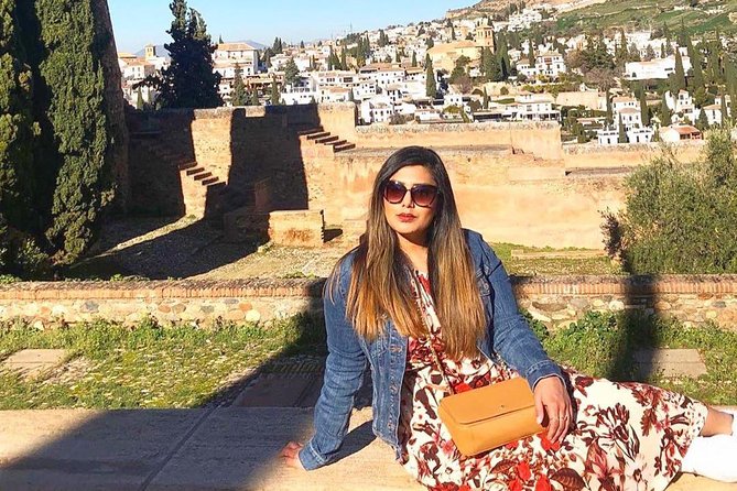Granada: Alhambra Comlex + Nasrid Palaces + Alcazaba Guided Tour - Group size, guide style, and what to bring