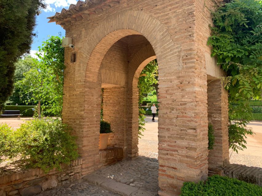 Granada: Alhambra Complex Guided Tour with Ticket - Alcazaba: towers, soldiers, and wide views