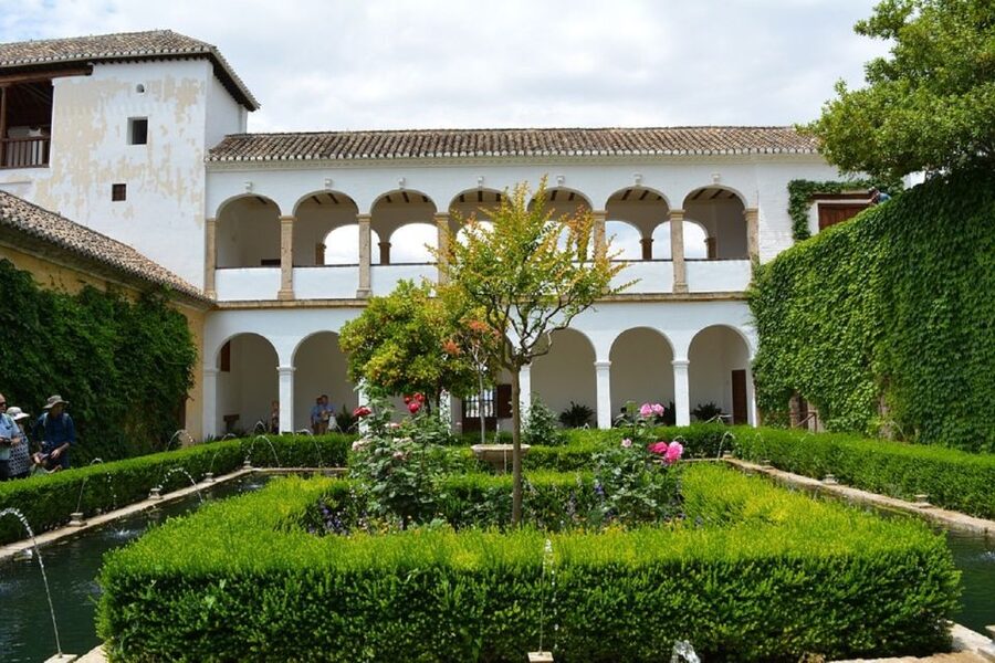 Granada: Alhambra Gardens, Generalife & Alcazaba Guided Tour - What the guide adds in two hours