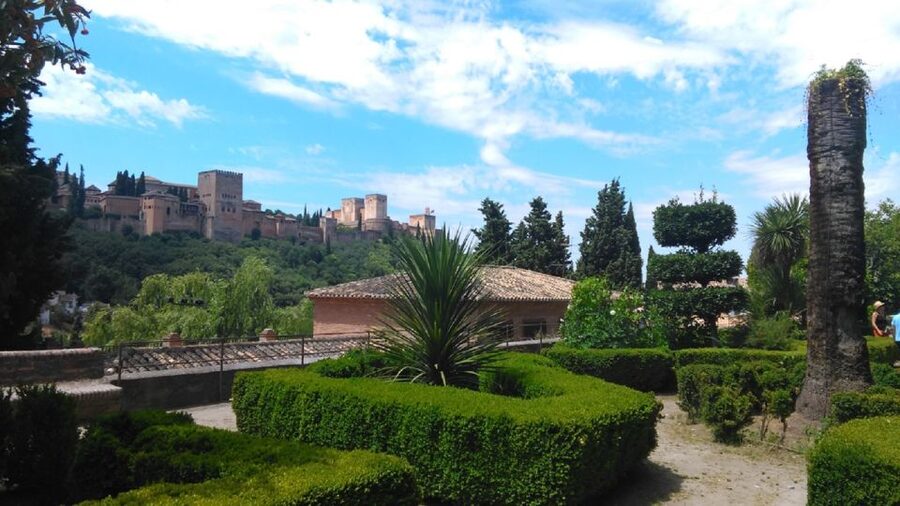 Granada: Alhambra Gardens, Generalife & Alcazaba Guided Tour - Who will get the most from this experience?