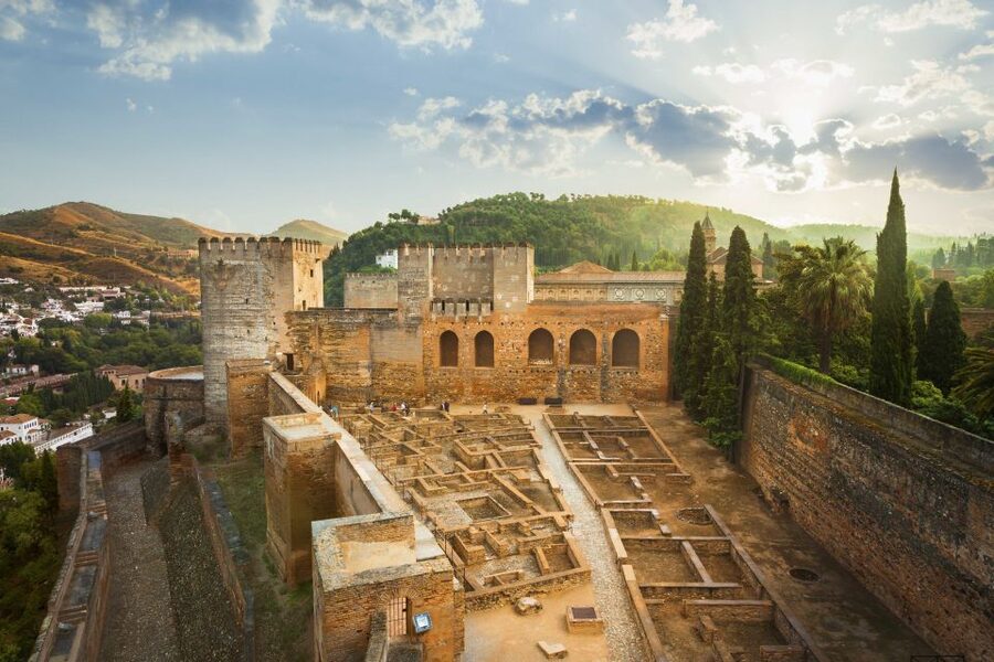 Granada: Alhambra, Generalife & Albaicin Private Tour - Sacromonte and the route back toward the city