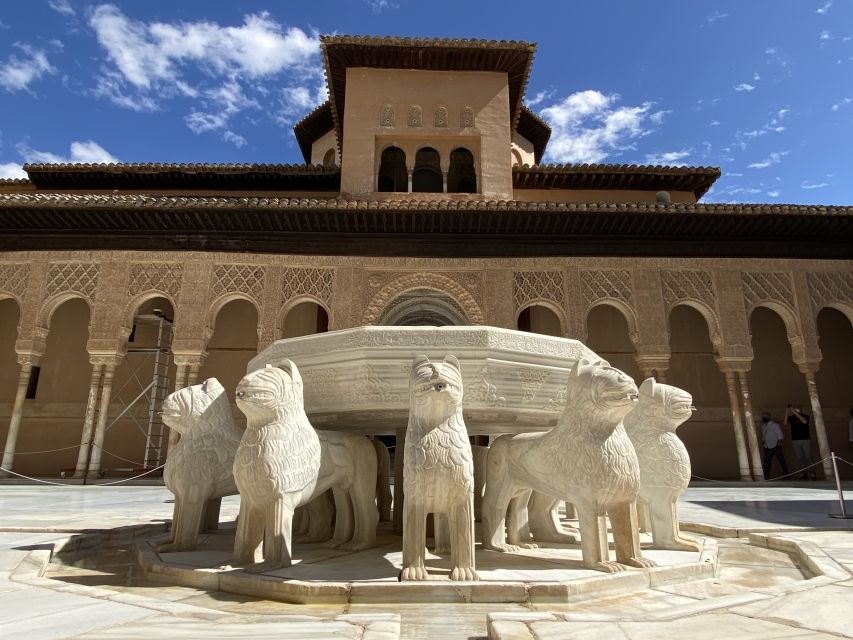 Granada: Alhambra & Generalife Fast-Track Guided Tour - Generalife Gardens, fountains, and the summer palace