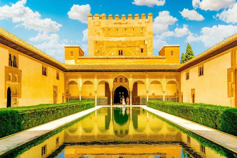 Granada: Alhambra, Generalife & Nasrid Palaces Guided Tour - Why the Alhambra works better with a guide