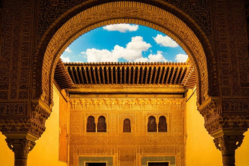 Granada: Alhambra, Generalife & Nasrid Palaces Guided Tour - Alcazaba: a self-guided finish