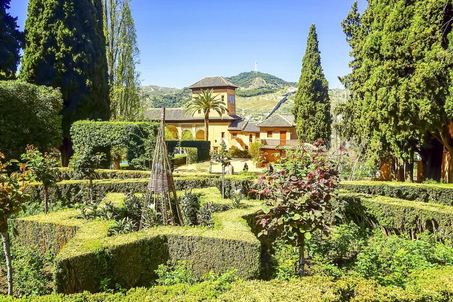 Granada: Alhambra Guided Tour and Arabian Bath and Massage - The Alcazaba brings you back to the fortress