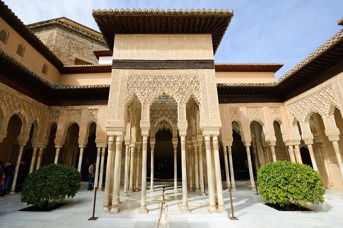 Granada: Alhambra Guided Tour including Nasrid Palaces - Starting at the Alhambra entrance