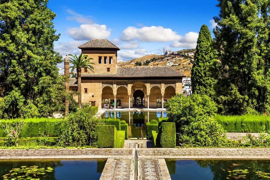 Granada: Alhambra Guided Tour with Nasrid Palaces & Gardens - Why this Alhambra tour works well for a first visit