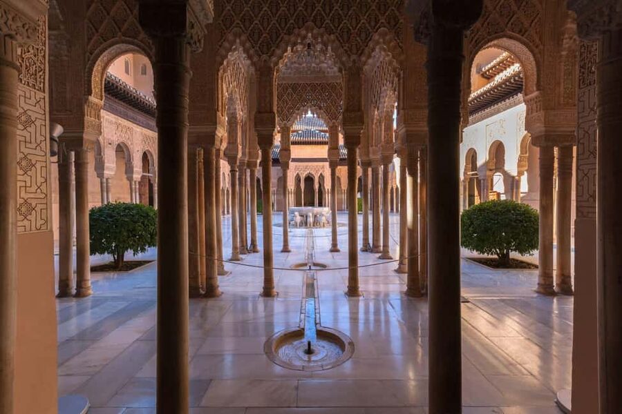 Granada: Alhambra Guided Tour with Nasrid Palaces & Gardens - What the guide adds to the visit