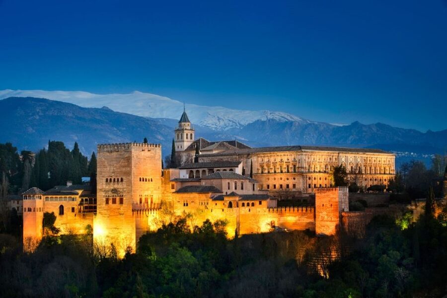 Granada: Alhambra, Nasrid, and Generalife Private Tour - The Nasrid Palaces and the Art of Restraint