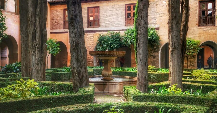 Granada: Alhambra & Nasrid Palaces Small Group Guided Tour - The guides are the biggest part of the value