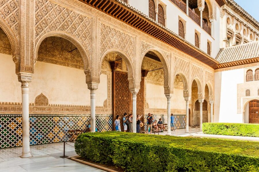 Granada: Alhambra & Nasrid Palaces Tour with Tickets - Why a guide changes the Alhambra
