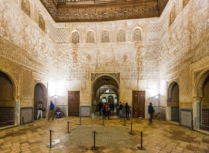 Granada: Alhambra & Nasrid Palaces Tour with Tickets - Three hours, group size, and pace