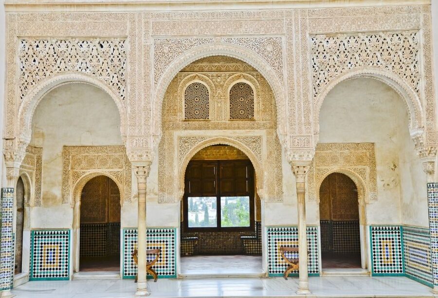 Granada: Alhambra Regular Tour - Generalife gardens, 45 minutes of calm