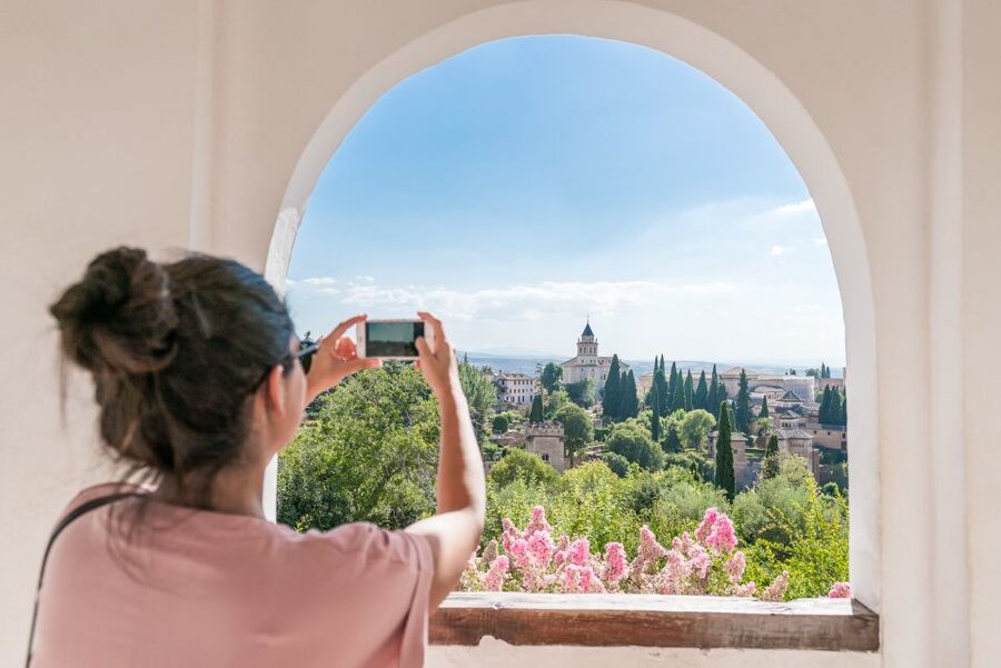 Granada: Alhambra Ticket and Guided Tour with Nasrid Palaces - Generalife gardens: the quiet opening