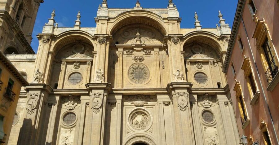 Granada: Cathedra&Royal Chapel & Albaicín skip the line Tour - Entering the Royal Chapel on Calle Oficios