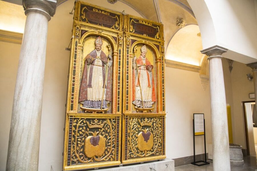 Granada: Cathedral Guided Walking Tour - Entering the cathedral’s unexpectedly white interior